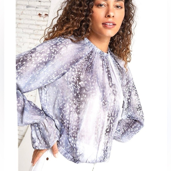 REVOLVE Bella Dahl Elastic Waist & Wrist Snowflake Flowy Loose Fit Blouse Top - Picture 2 of 8